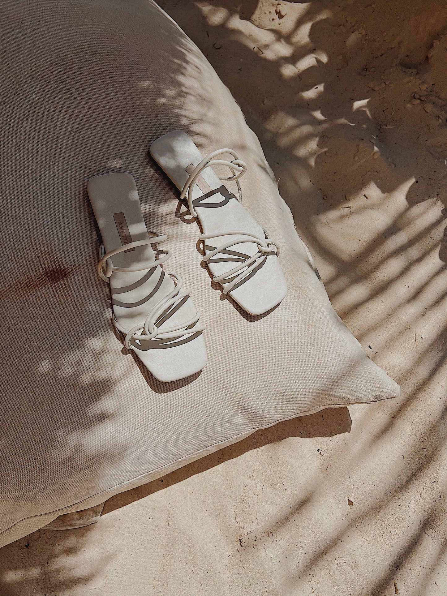 SANDALIAS BLANCAS EN CUERO